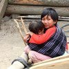 No es raro en Myanmar que un hermano mayor cuide a otro mas pequeño.Foto:Tom Cheatham/Banco Mundial   
