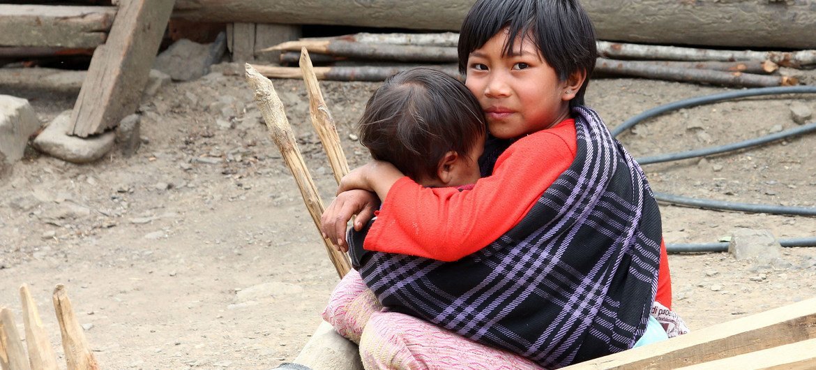缅甸一个儿童在照顾年幼的妹妹。世界银行图片/Tom Cheatham