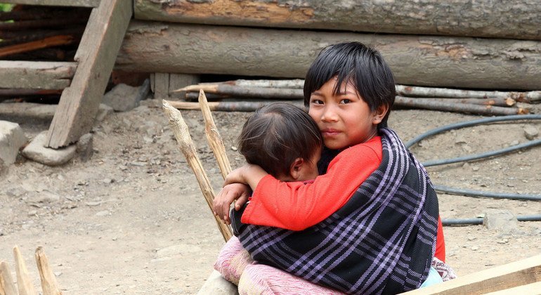 Il n'est pas inhabituel au Myanmar que des enfants s'occupent de leur plus jeune frère ou soeur. 