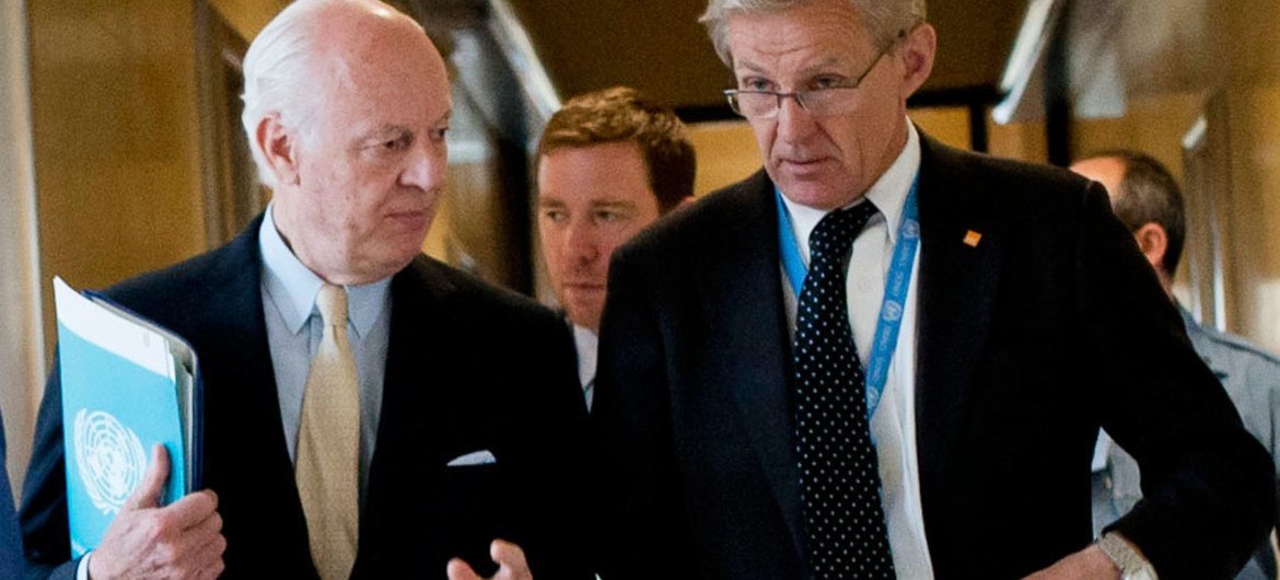 L'Envoyé spécial de l'ONU pour la Syrie, Staffan de Mistura (à gauche), et son conseiller spécial Jan Egeland, arrivent à leur conférence de presse à Genève. (archives) Photo ONU/Jean-Marc Ferré