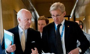 L'Envoyé spécial de l'ONU pour la Syrie, Staffan de Mistura (à gauche), et son conseiller spécial Jan Egeland, arrivent à leur conférence de presse à Genève. (archives) Photo ONU/Jean-Marc Ferré