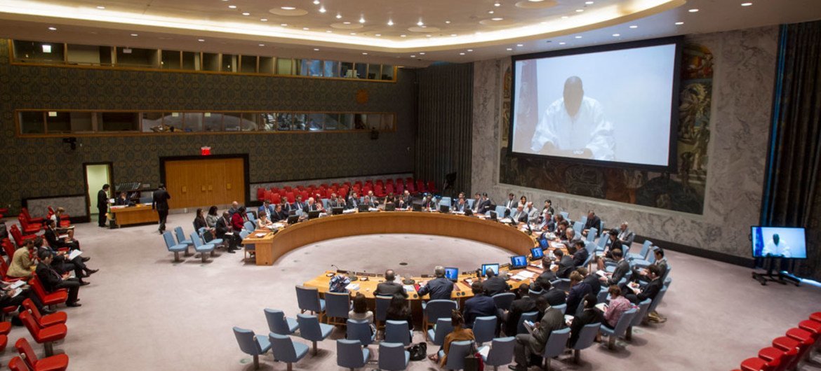 Plan large sur la salle du Conseil de sécurité alors que Mohammed Ibn Chambas (sur l'écran), représentant spécial et chef du Bureau des Nations Unies pour l’Afrique de l’ouest et le Sahel (UNOWAS), s'exprime par visioconférence.(archive) Photo ONU/Loey Fe