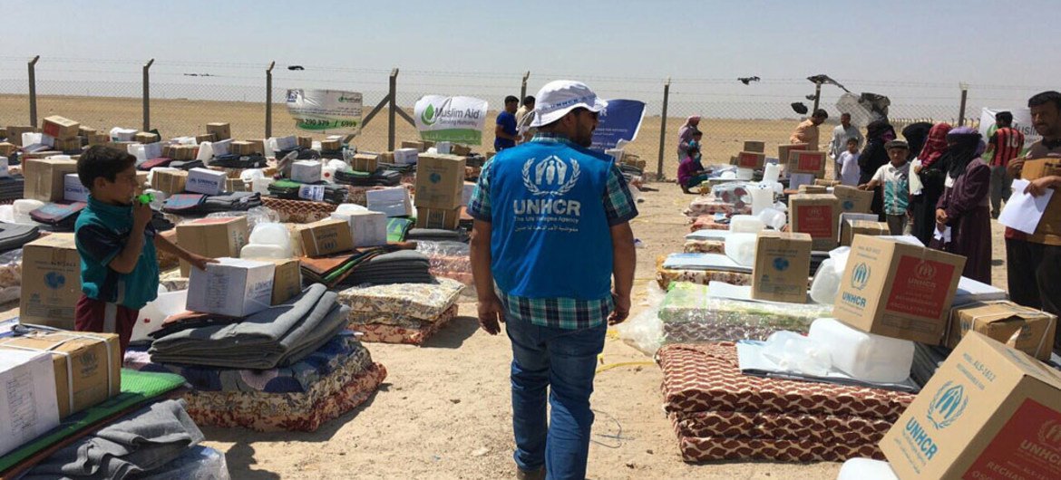 UNHCR staff in Iraq distribute emergency kits to newly-displaced families from Falluja.