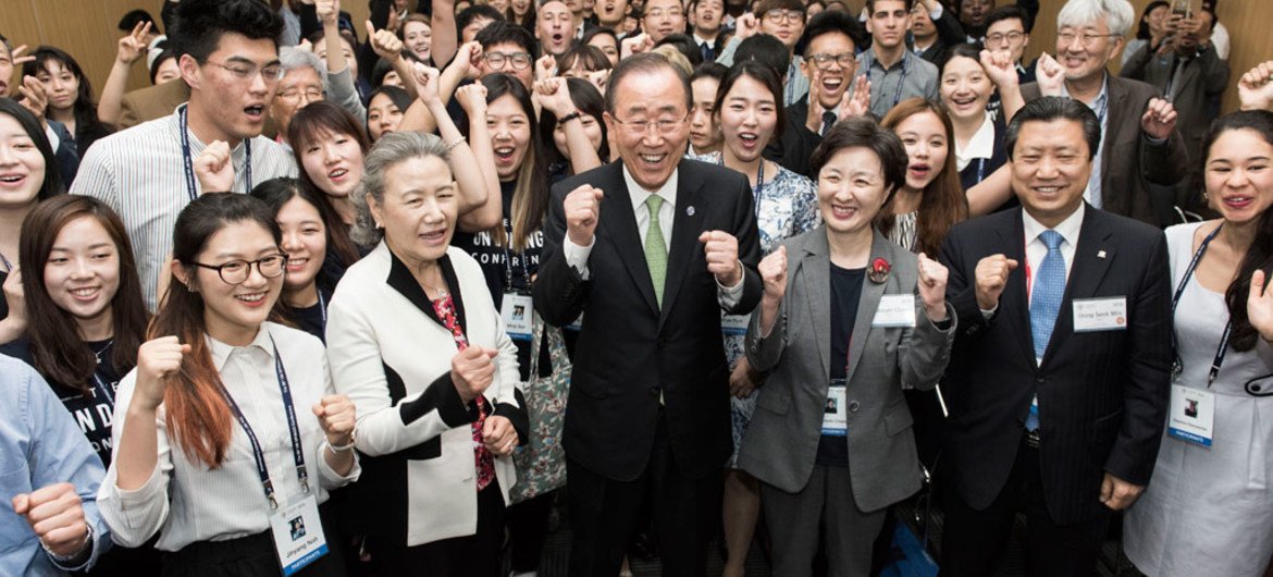 潘基文秘书长在韩国参加联合国新闻部/非政府组织会议时同青年合影。联合国图片/Mark Garten