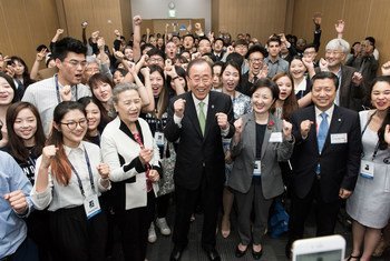 Des jeunes participant à la 66ème conférence DPI/ONU à Gyeongju, en République de Corée, entourent le Secrétaire général Ban Ki-moon. Photo ONU/Mark Garten