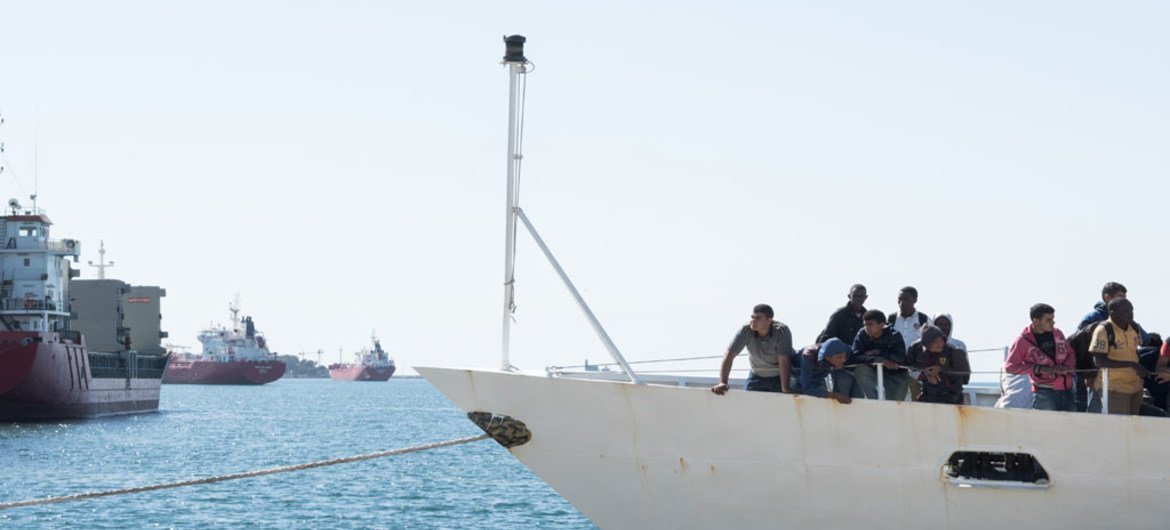 Des réfugiés et migrants secourus en mer par des garde-côtes italiens débarquent à Augusta, en Sicile, en mai 2016. Photo HCR/Patrick Russo