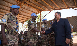Le Représentant spécial du Secrétaire général pour le Mali et chef de la MINUSMA, Mahamat Saleh Annadif, passe en revue des Casques bleus de la Mission. Photo : MINUSMA