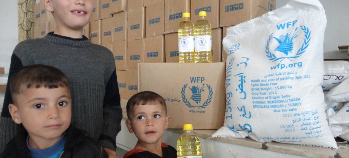 Семья   сирийских беженцев из сирийского города Дарая   получила продовольственный паек. Фото ВПП/Х.Алсалех