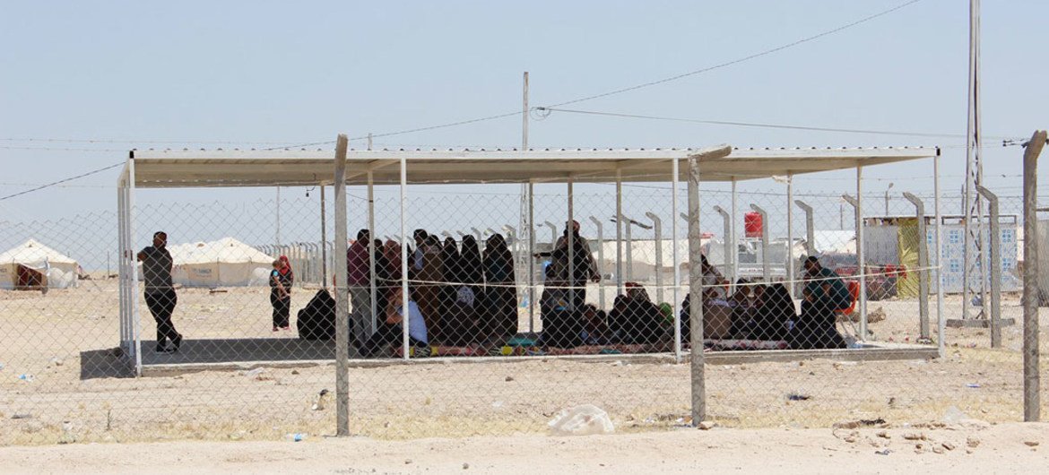 النازحون من الفلوجة  في العراق في انتظار توزيعهم إلى مخيم العراق. المصدر: مكتب تنسيق الشؤون الإنسانية / شيري ريتسما اندرسون