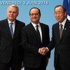在巴黎中东和平部长级会议上，潘基文秘书长与法国总统奥朗德和外长艾罗。图片来源：F. de La Mure/maedi