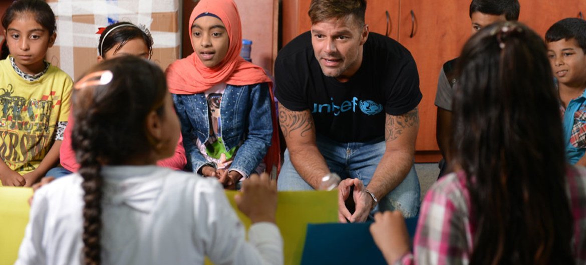 Ricky Martin, embajador de buena voluntad de UNICEF, conversa con niños sirios refugiados en Líbano. Foto: UNICEF/UN020855/Choufany