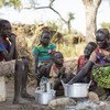 لاجئة تطهو وجبة الإفطار الأولى لأطفالها بعد يوم من وصولهم إلى مخيم في جنوب السودان من جنوب كردفان، كان لديهم المصدر: مفوضية اللاجئين / روكو نوري