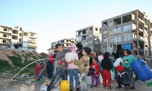 Des enfants collectent de l'eau à Alep, en Syrie. Photo OCHA/Josephine Guerrero