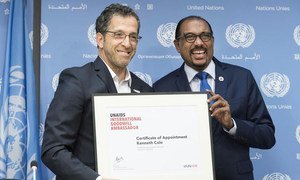 Michel Sidibé (right), the Executive Director of UNAIDS, introduces fashion designer Kenneth Cole as an International Goodwill Ambassador.