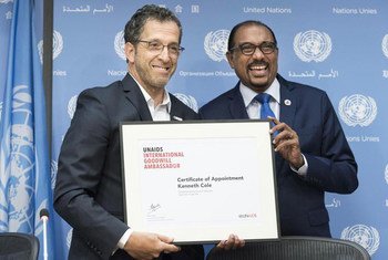 Michel Sidibé (right), the Executive Director of UNAIDS, introduces fashion designer Kenneth Cole as an International Goodwill Ambassador.