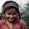 这名尼泊尔女孩沿着一条65公里长的山道背运农产品。粮农组织图片/Franco Mattioli