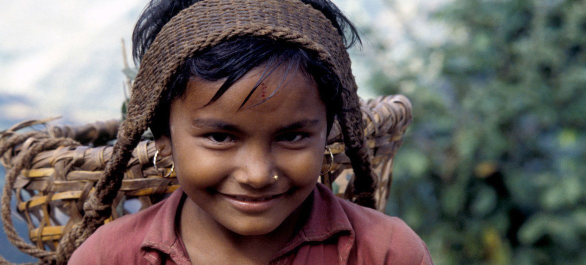 这名尼泊尔女孩沿着一条65公里长的山道背运农产品。粮农组织图片/Franco Mattioli