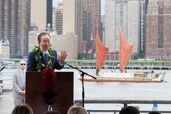 Secretary-General Ban Ki-moon speaking at a welcoming event in New York for the Hôkûle’a, a voyaging canoe of the Polynesian Voyaging Society, on World Oceans Day (8 June).