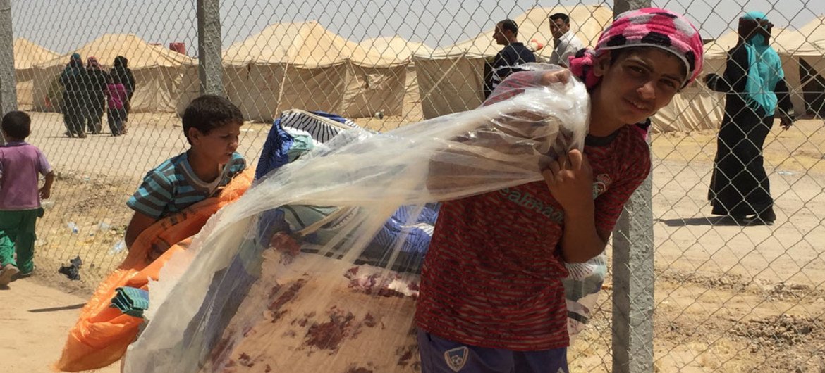 联合国难民署向逃离费卢杰的伊拉克家庭提供援助物品。难民署图片/Caroline Gluck
