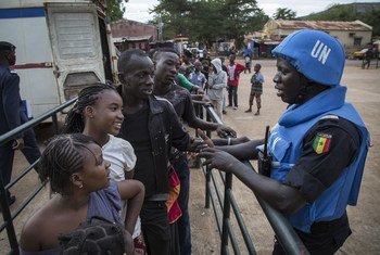 Des Casques bleus de l’unité sénégalaise de police constituée de la Mission des Nations Unies pour la stabilisation multidimensionnelle intégrée au Mali (MINUSMA) parlent avec des Maliens lors d’une patrouille. Photo : ONU / Marco Dormino