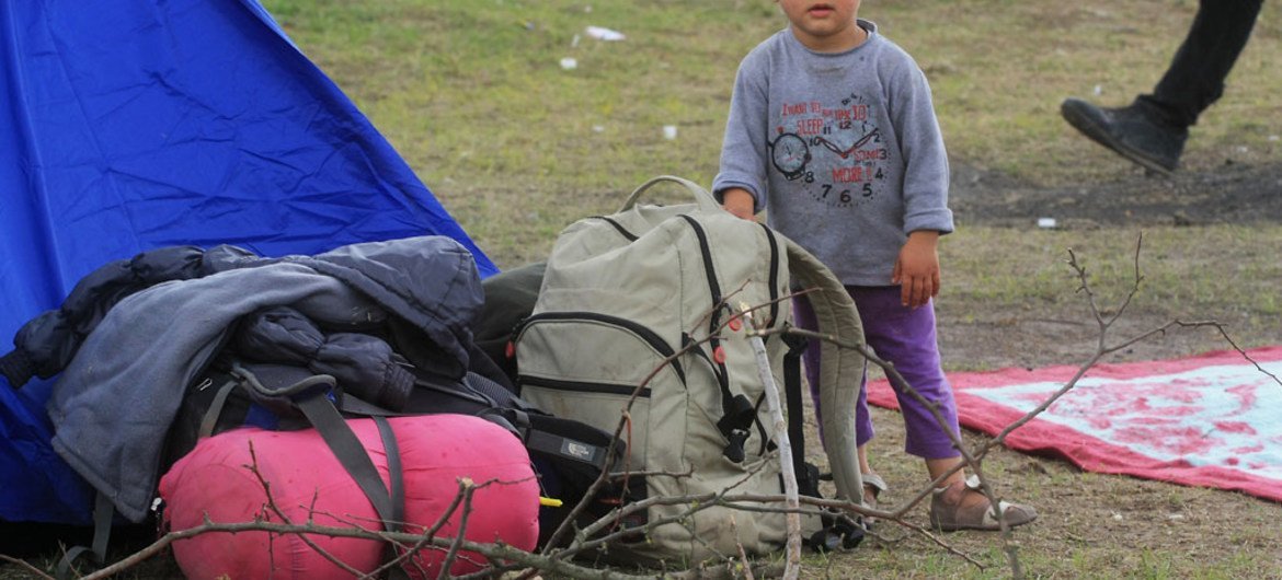 طفل أفغاني أمام ممتلكات عائلته في هنغاريا. المصدر: مفوضية اللاجئين / زولت بالا