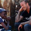 L'ambassadeur de bonne volonté de l'UNICEF, David Beckham, rencontre Sébenelle, âgée de 14 ans, à Makhewu, au Swaziland, qui reçoit un soutien du Fonds dans la gestion de la malnutrition chez les enfants séropositifs.