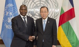 Le Secrétaire général de l'ONU, Ban Ki-moon (à droite), rencontre le Président de la République centrafricaine, Faustin Archange Touadéra. Photo ONU/Eskinder Debebe