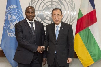 Le Secrétaire général de l'ONU, Ban Ki-moon (à droite), rencontre le Président de la République centrafricaine, Faustin Archange Touadéra. Photo ONU/Eskinder Debebe