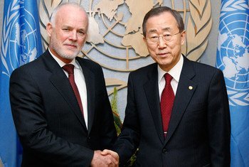 El Secretario General de la ONU, Ban Ki-moon (dcha) saluda al embajador de Fiyi ante Naciones Unidas, Peter Thomson. Foto de archivo: ONU/Evan Schneider