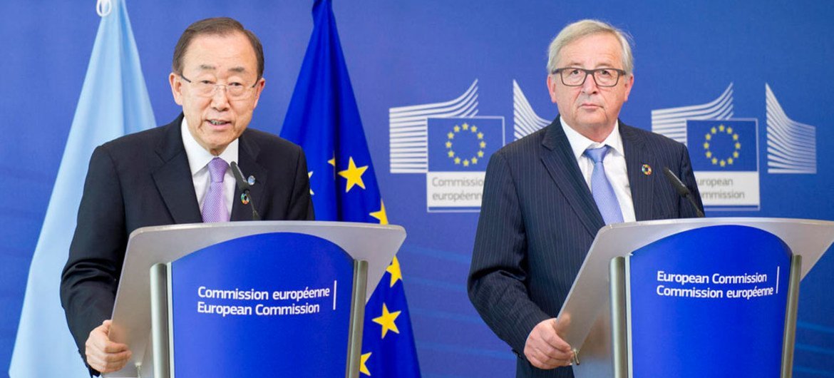 El Secretario General de la ONU (izq) y Jean-Claude Juncker, Presidente de la Comisión Europea, hablan a la prensa este 14 de junio de 2016 en Bruselas. Foto ONU/Rick Bajornas.