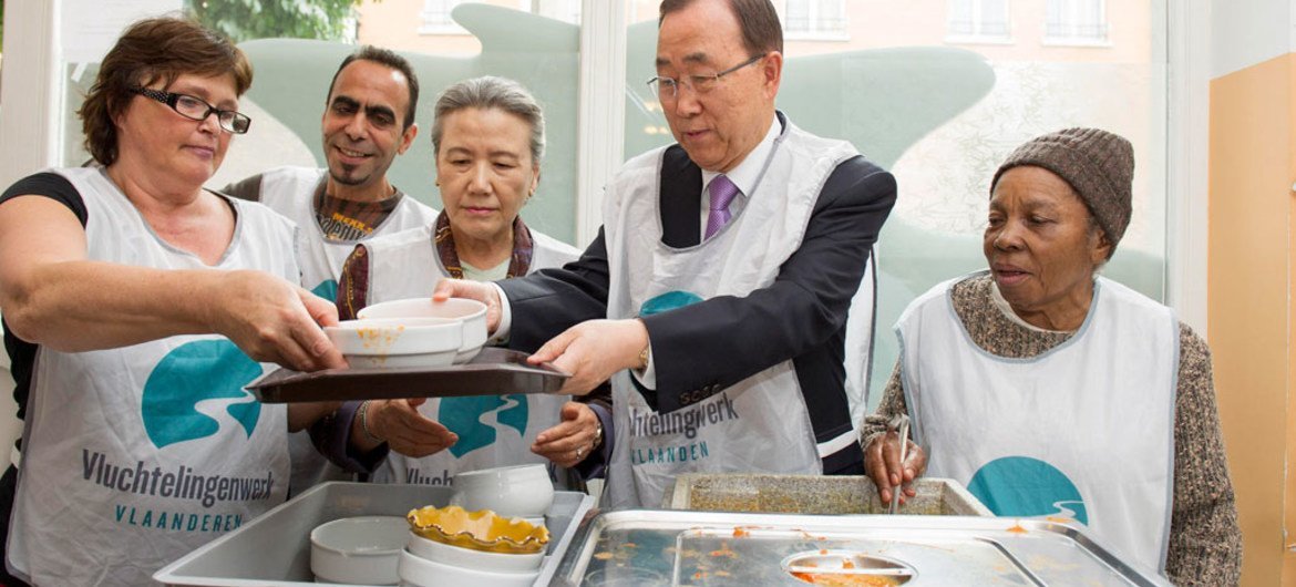 Le Secrétaire général Ban Ki-moon rencontre des réfugiés et migrants dans une soupe populaire à Bruxelles, en Belgique. Photo ONU/Rick Bajornas