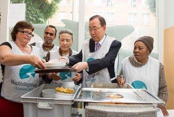 Le Secrétaire général Ban Ki-moon rencontre des réfugiés et migrants dans une soupe populaire à Bruxelles, en Belgique. Photo ONU/Rick Bajornas