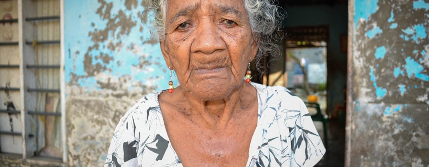 Dora Valiente, una anciana de 80 años en La Boquilla, Cartagena, Colombia. Según la OMS, el 10% de las personas mayores sufre algún tipo de violencia. Foto: Rocío Franco/Radio ONU.