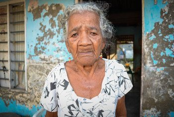 Dora Valiente, una anciana de 80 años en La Boquilla, Cartagena, Colombia. Según la OMS, el 10% de las personas mayores sufre algún tipo de violencia. 