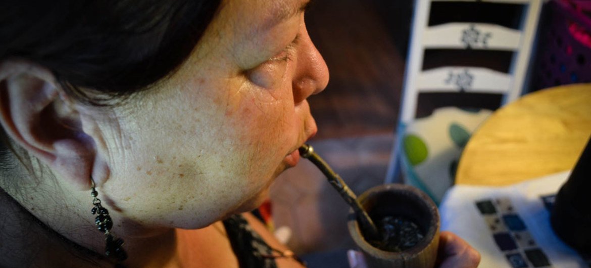 Una mujer toma mate caliente. La OMS advirtió que la temperatura muy elevada de algunas bebidas podría causar cáncer de esófago. Foto de archivo: Rocío Franco/Radio ONU
