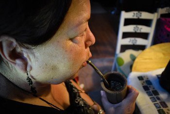 Una mujer toma mate caliente. La OMS advirtió que la temperatura muy elevada de algunas bebidas podría causar cáncer de esófago. Foto de archivo: Rocío Franco/Radio ONU
