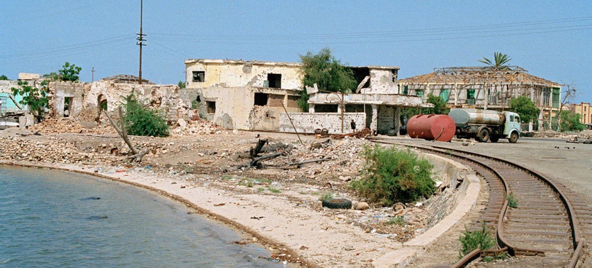 مباني اخترقها الرصاص وخطوط سكك حديدية محطمة تشهد على معارك عنيفة بين إريتريا وإثيوبيا في الفترة من 1998 إلى 2000. المصدر: الأمم المتحدة / ميلتون غرانت