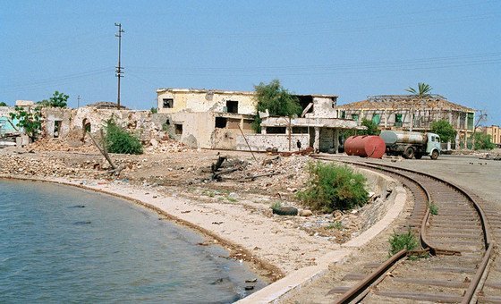Las vías y los edificios destruidos en Massawa, Eritrea, son testigo del conflicto transfronterizo entre el país y Etiopía.