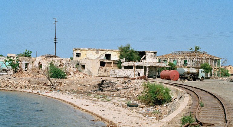 Las vías y los edificios destruidos en Massawa, Eritrea, son testigo del conflicto transfronterizo entre el país y Etiopía.