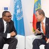 Le Secrétaire général Ban Ki-moon (à droite) rencontre le Premier ministre d'Ethiopie, Hailemariam Dessalegn, à Bruxelles. Photo ONU/Rick Bajornas