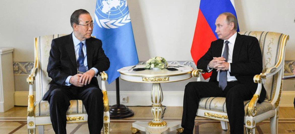 Генеральный секретарь ООН Пан Ги Мун и президент России Владимир Путин на встрече в Санкт-Петербурге.  Фото ООН