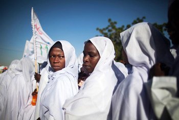 Des étudiantes d'une école de sage femmes à El Fasher, au Nord Darfour, manifestent contre la violence visant les femmes. Photo ONU/Albert Gonzalez Farran