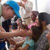 Генеральный секретарь  ООН  Пан Ги Мун  посещает один  из лагерей  для беженцев  на греческом острове Лесбос, 18 июня 2016 года.  Фото ООН