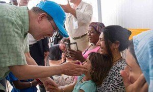 Le Secrétaire général Ban Ki-moon visite le camp de réfugiés de  Kara Tepe sur l'île grecque de Lesbos le 18 juin 2016. Photo ONU/Rick Bajornas