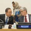 رئيس الجمعية العامة للأمم المتحدة، مونز ليكتوفت (يمين) والأمين العام للأمم المتحدة، بان كي مون (يسار)، أثناء افتتاح الاجتماع غير الرسمي للجمعية العامة في مقر الأمم المتحدة في نيويورك.
