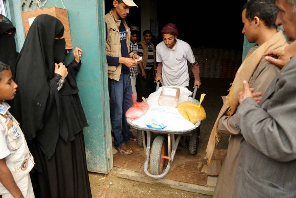 أرشيف: توزيع المساعدات الغذائية التابعة لبرنامج الأغذية العالمي في اليمن.