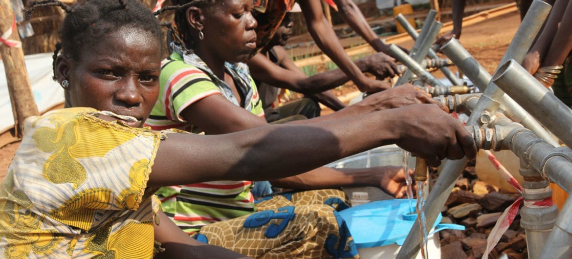 Distribución de alimentos en Bambaria, en la República Centroafricana. Foto de archivo: OCHA/Gemma Cortes