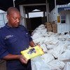 Autoridades de Sudáfrica con un cargamento incautado de drogas ilícitas.