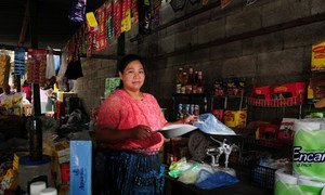 Une femme dans un marché à Guatemala City, au Guatemala. Photo Banque mondiale/Maria Fleischmann