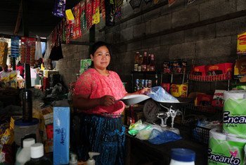 Une femme dans un marché à Guatemala City, au Guatemala. Photo Banque mondiale/Maria Fleischmann